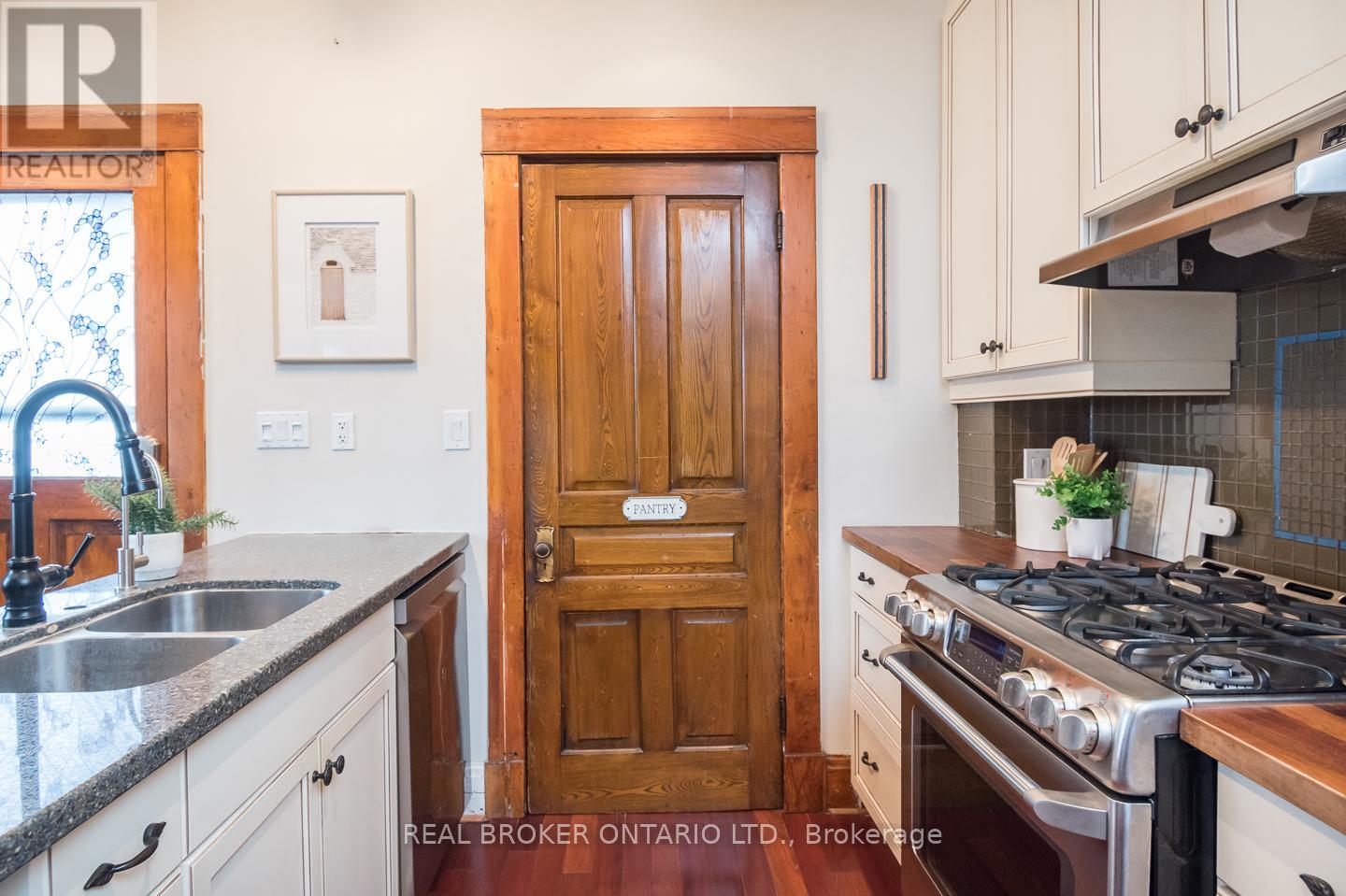 207 WATERLOO STREET N - 18
