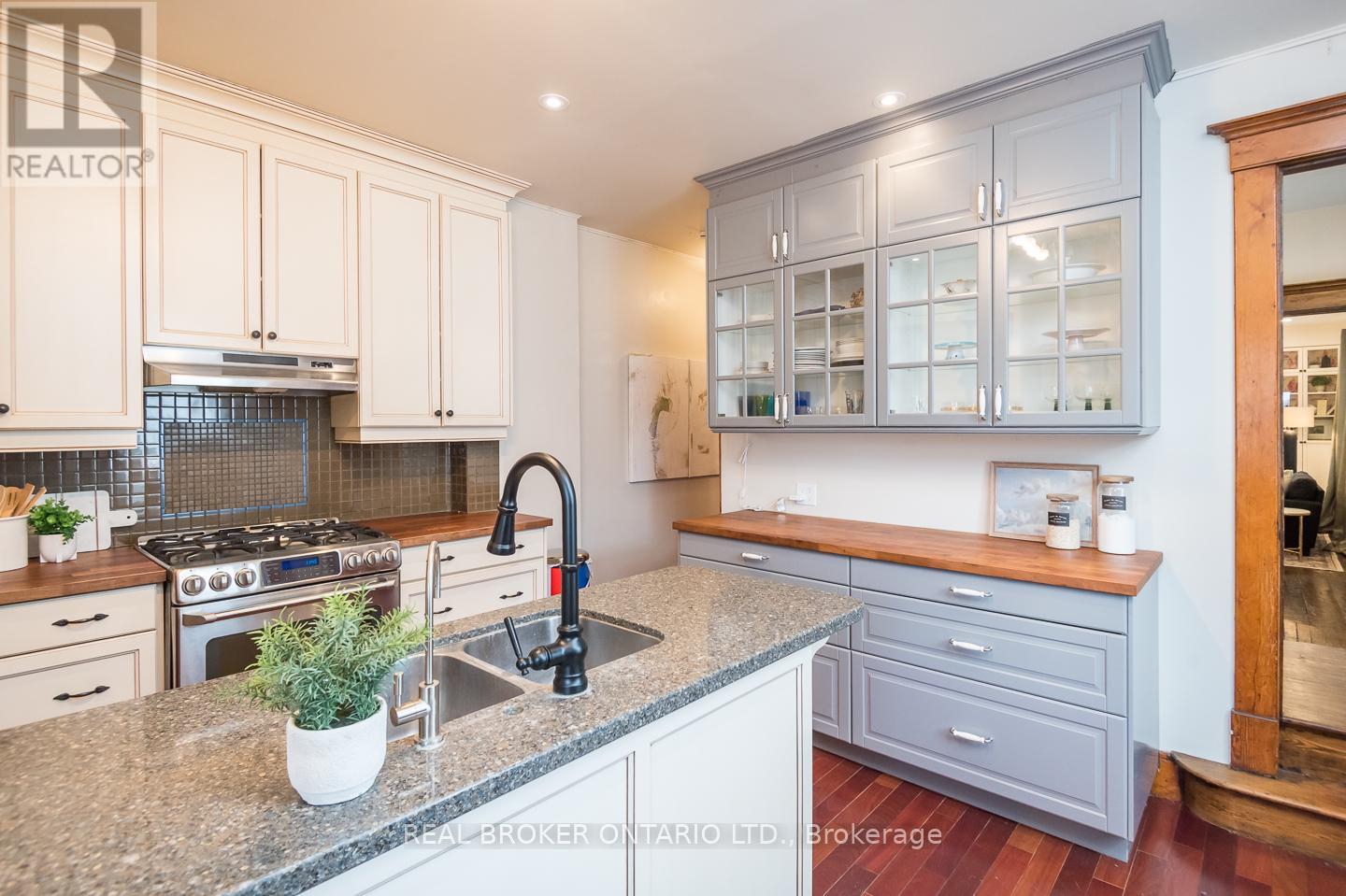 207 WATERLOO STREET N - 21