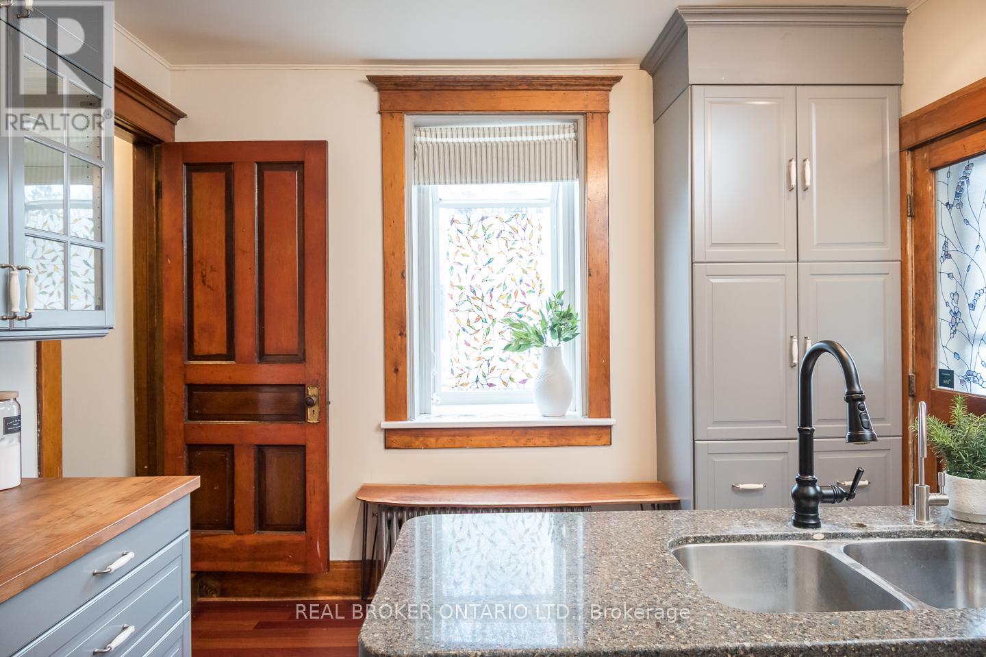 207 WATERLOO STREET N - 22