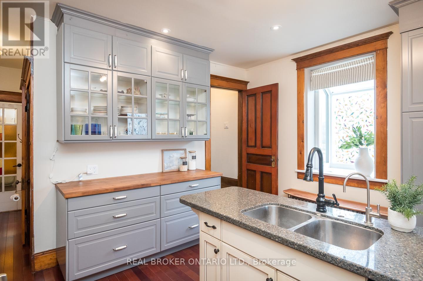 207 WATERLOO STREET N - 23