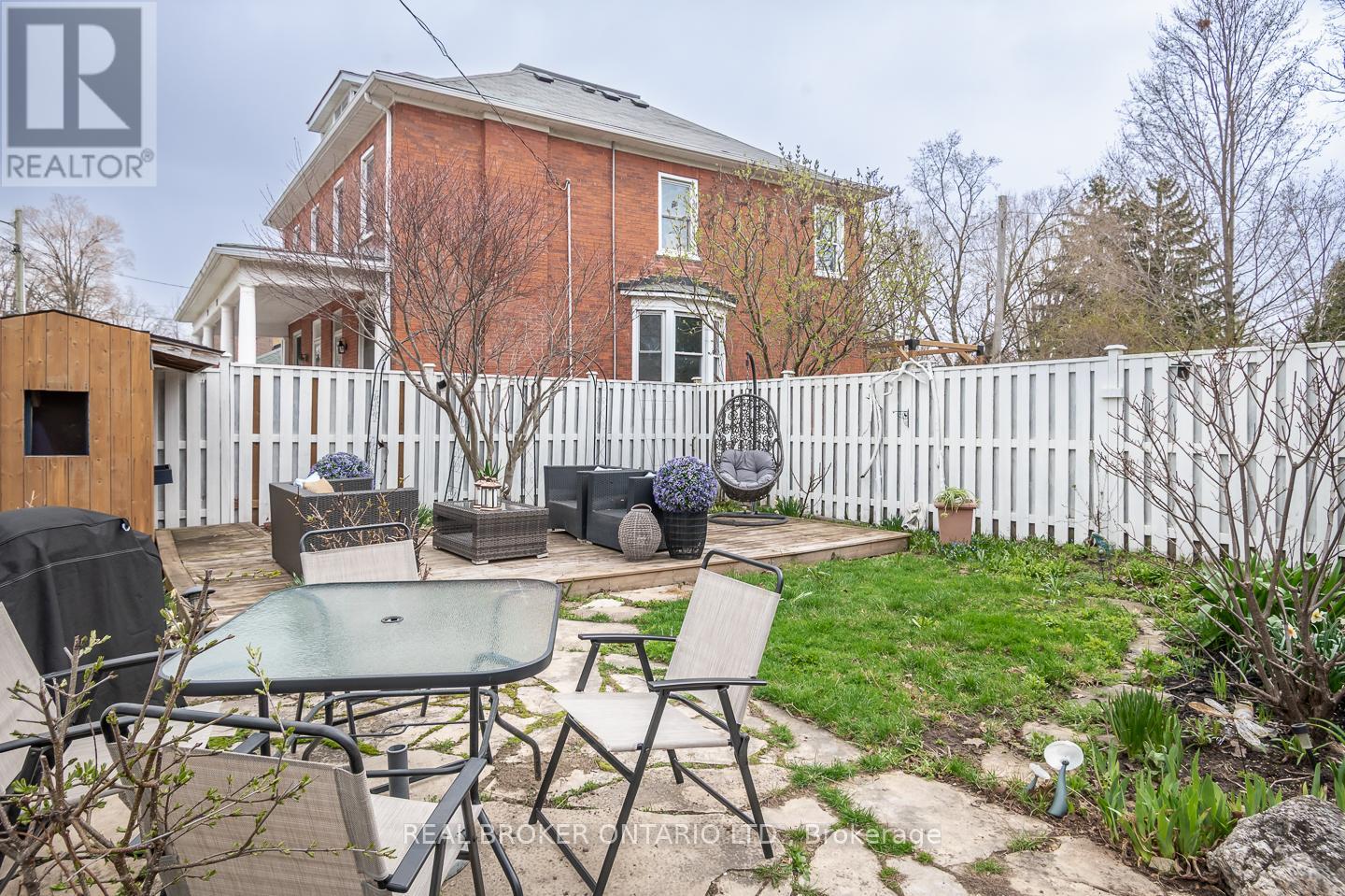 207 WATERLOO STREET N - 44