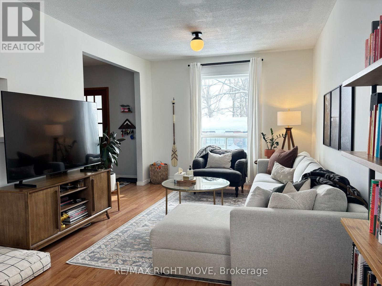 Spacious living room