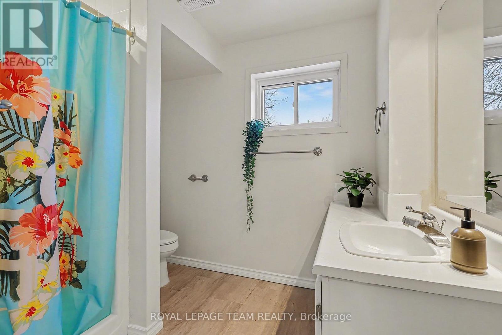 237 QUEEN WEST STREET — photo 22