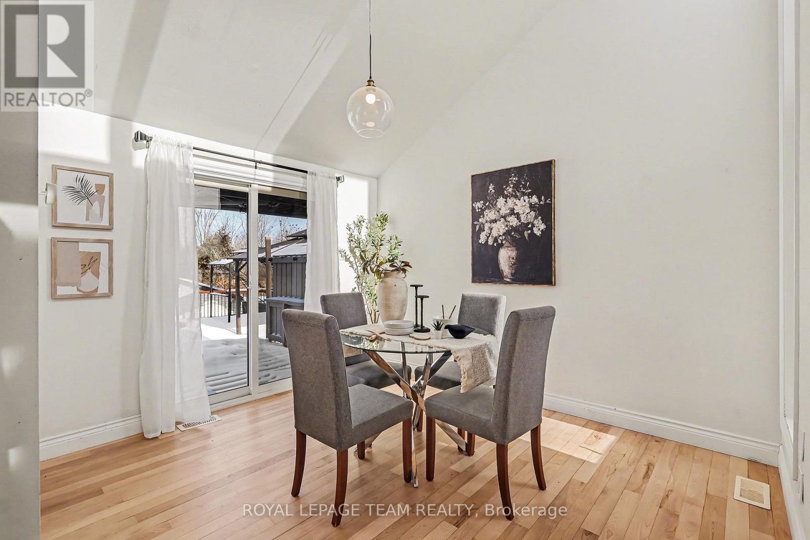 237 QUEEN WEST STREET — photo 9