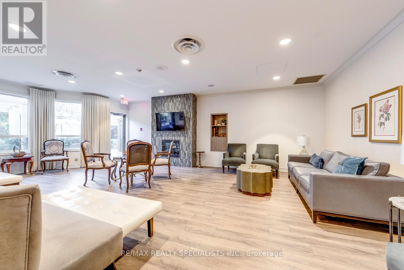 #1002 55 KINGSBRIDGE GARDEN CIRCLE - 46