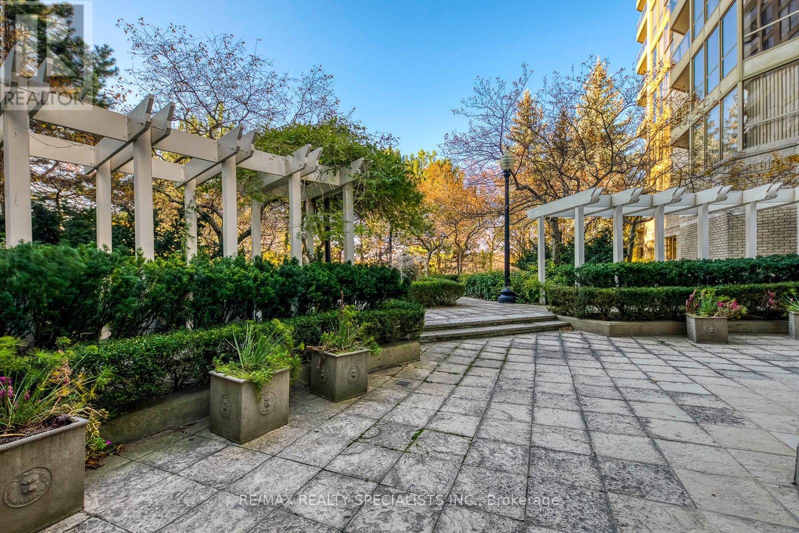 #1002 55 KINGSBRIDGE GARDEN CIRCLE - 50