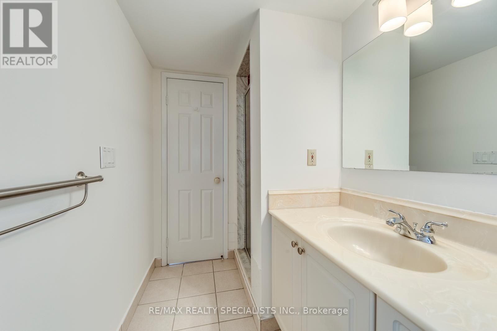 #1002 55 KINGSBRIDGE GARDEN CIRCLE - 35