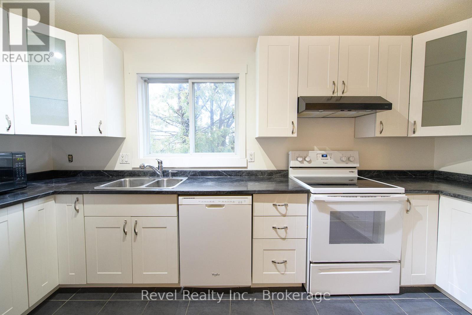 #227 17 HARBOUR STREET W - 13