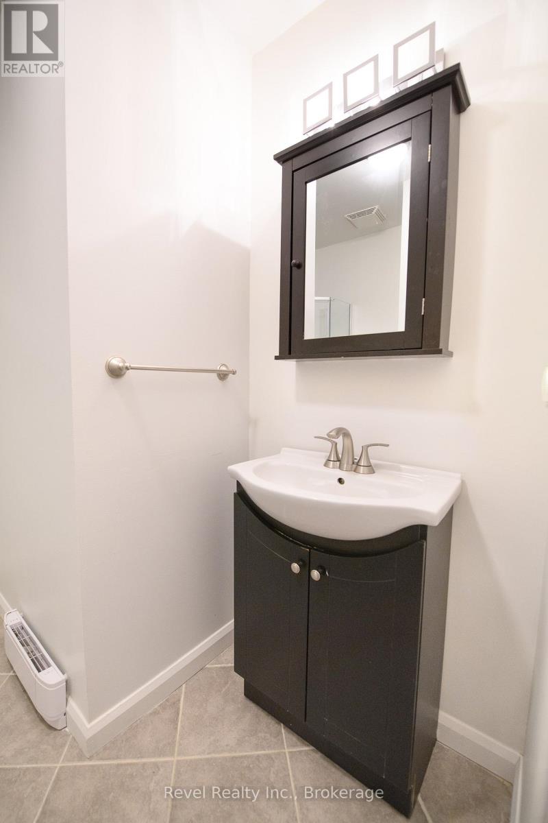 #227 17 HARBOUR STREET W - 18