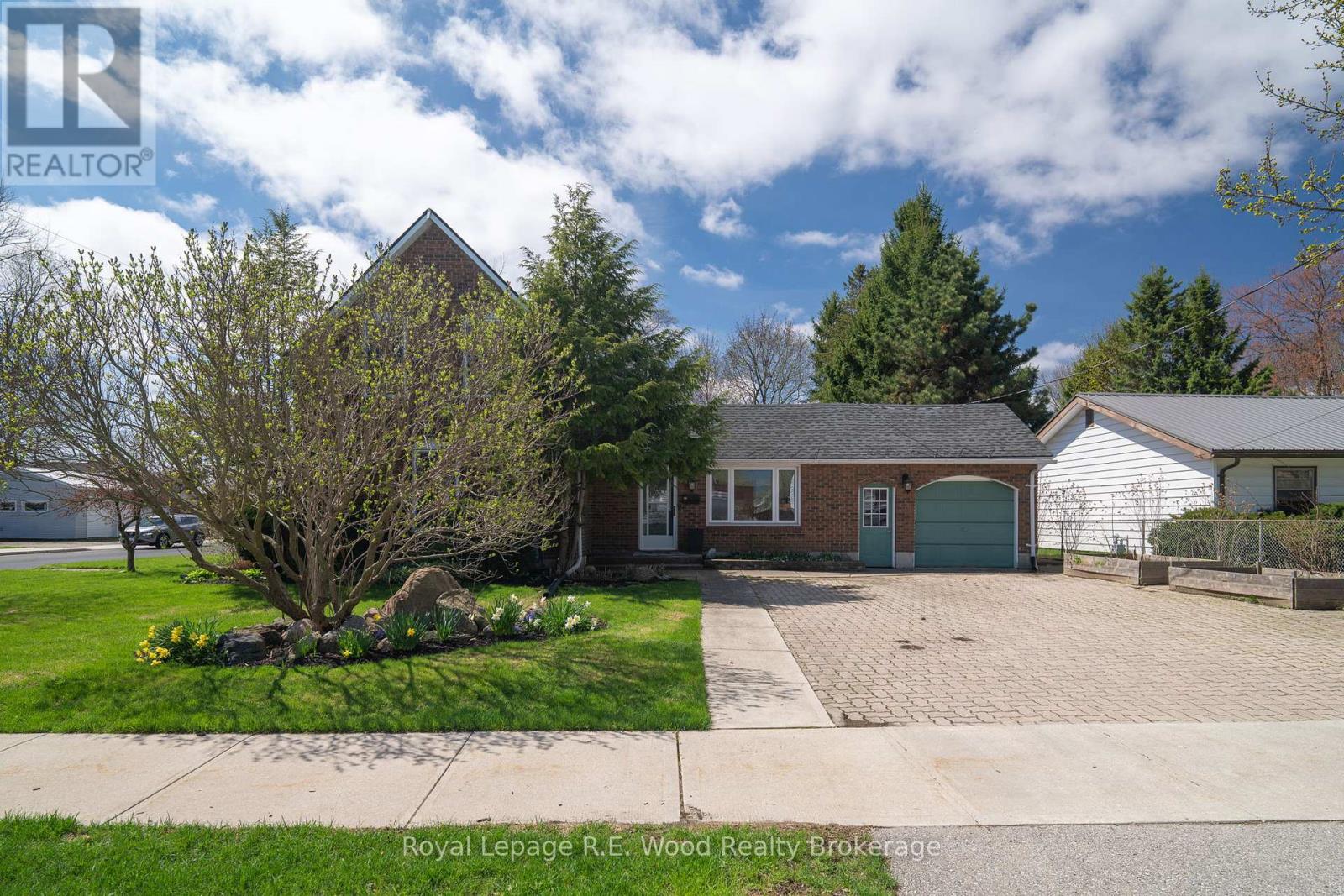 23 SPRUCE STREET W - photo 4
