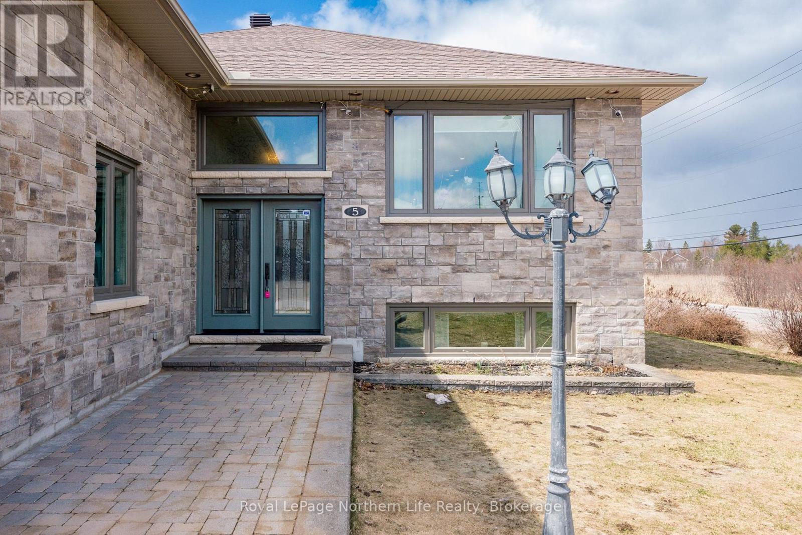 5 SUGARBUSH STREET — photo 4