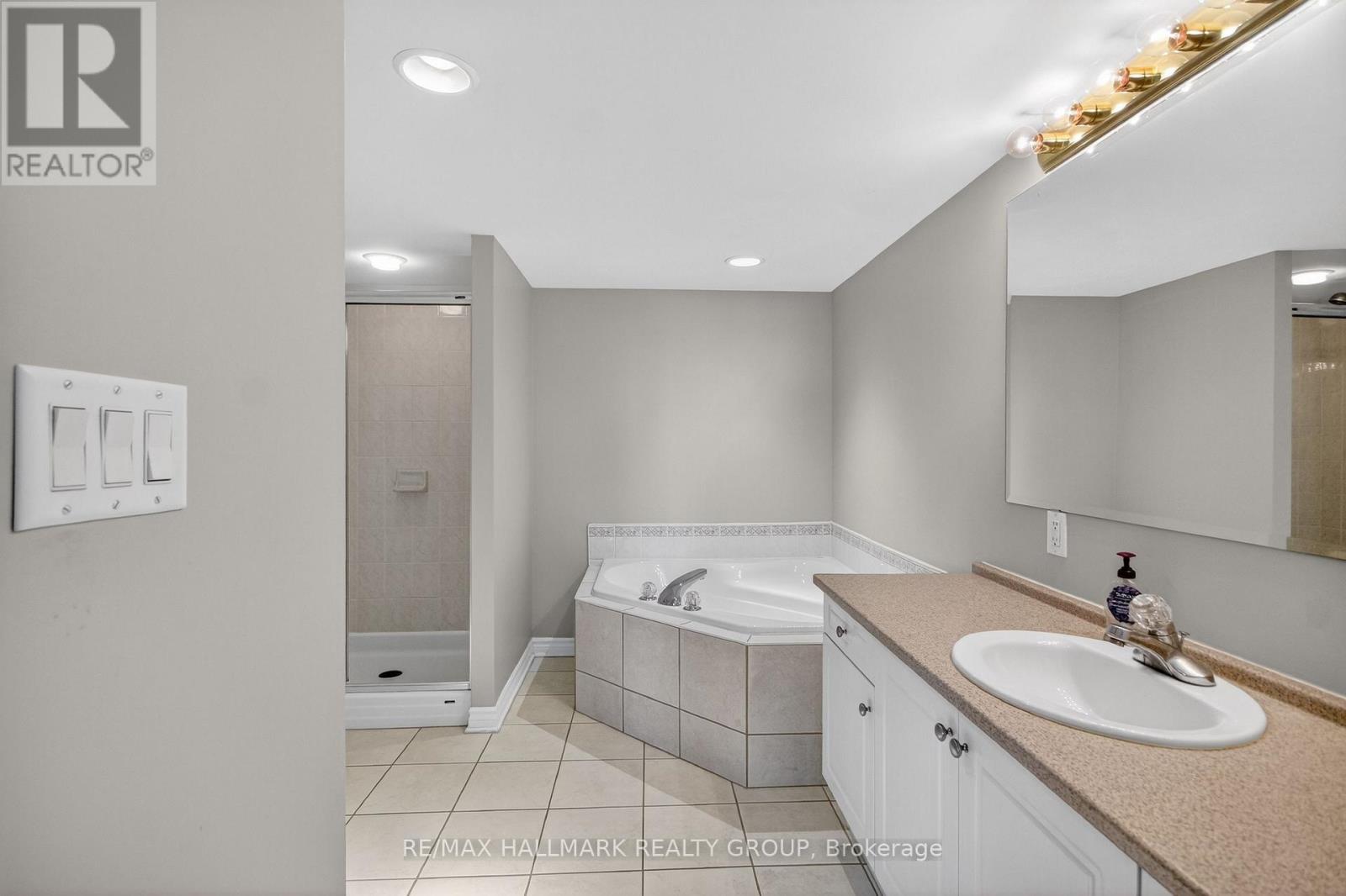 2B - 51 ROBSON COURT — photo 42