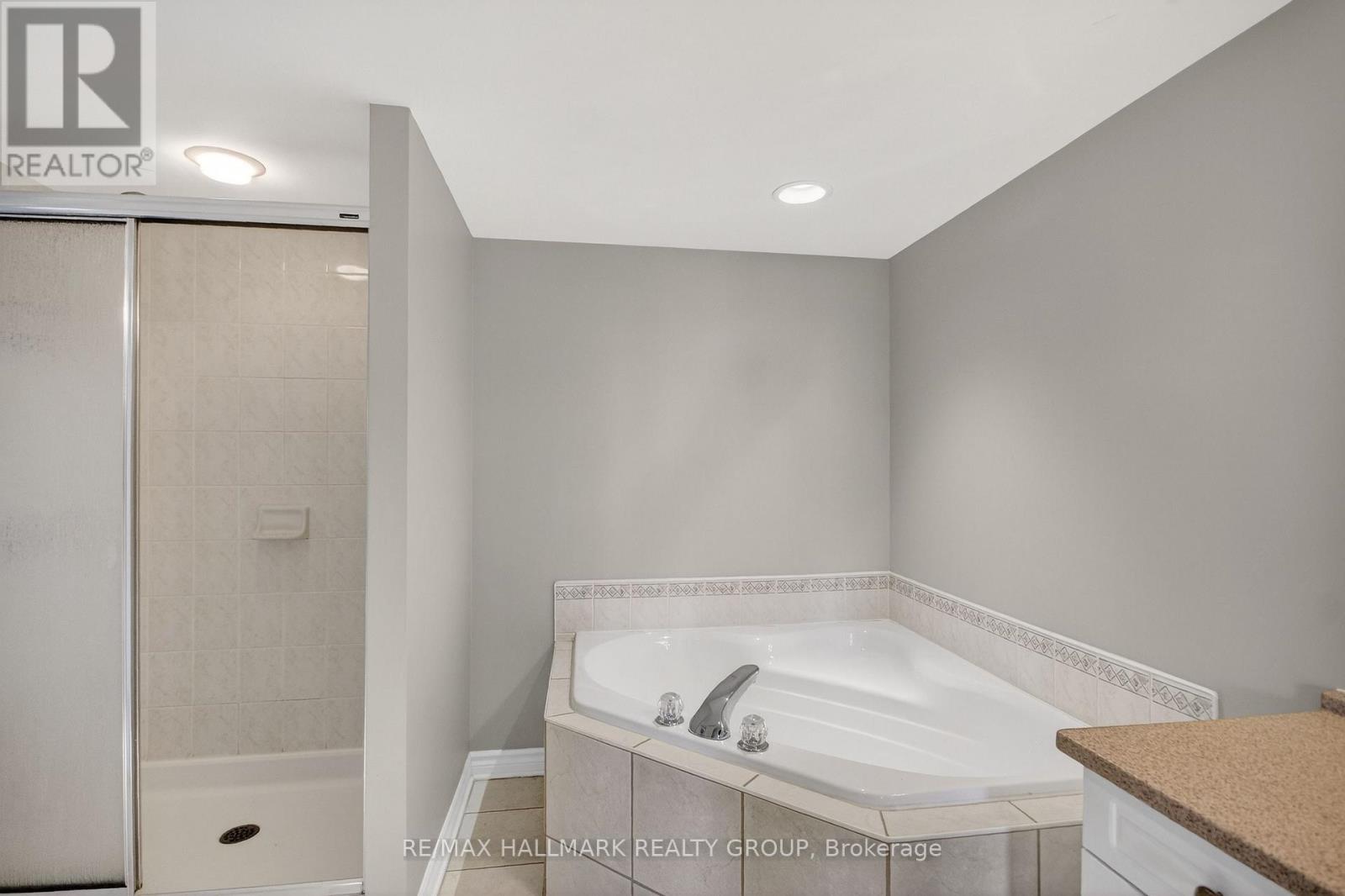 2B - 51 ROBSON COURT — photo 45