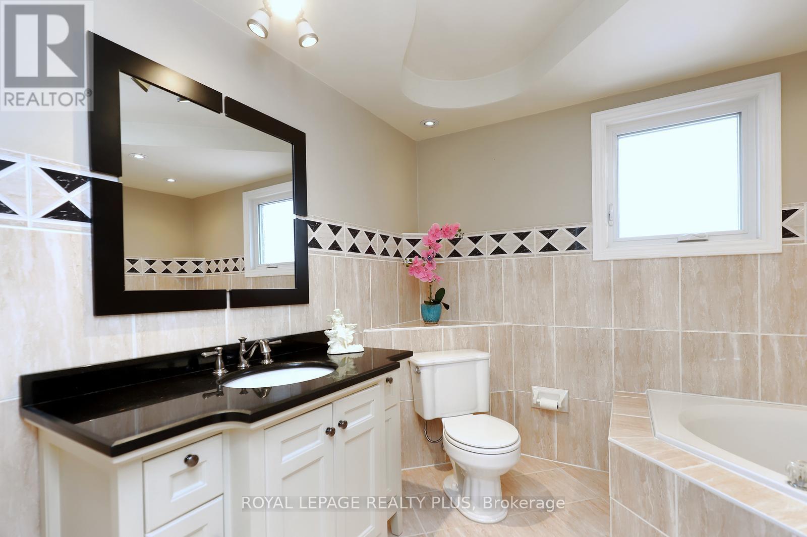 1086 HEDGE DRIVE — photo 32
