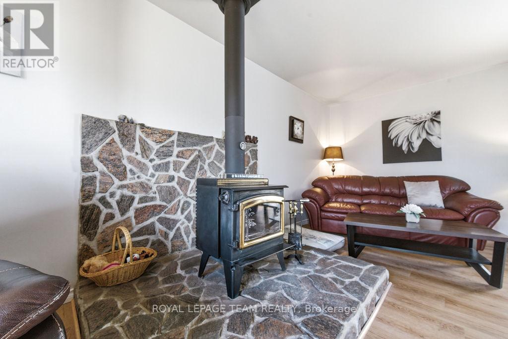 3709 OLD BARRYS BAY ROAD — photo 38
