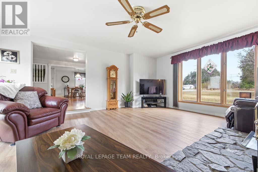 3709 OLD BARRYS BAY ROAD — photo 40
