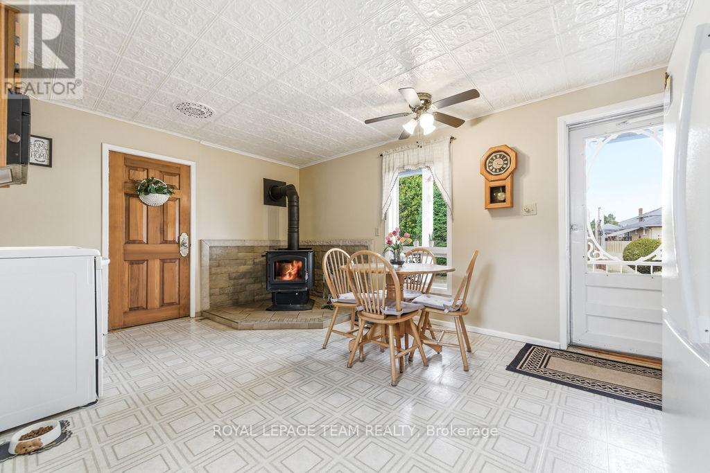 3709 OLD BARRYS BAY ROAD — photo 42