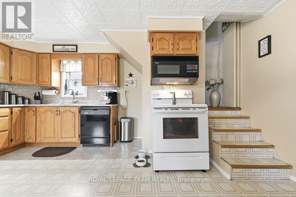 3709 OLD BARRYS BAY ROAD — photo 44