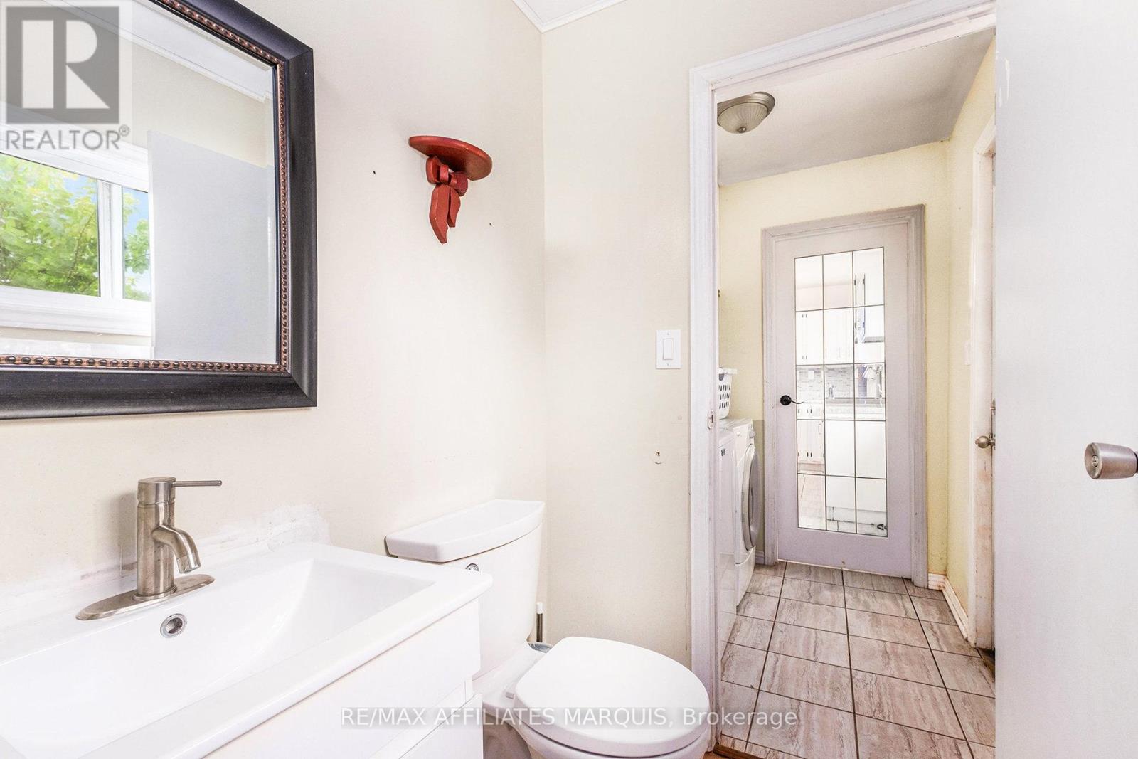 ensuite links to the laundry room
