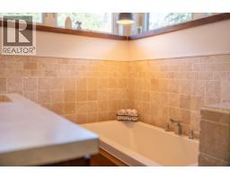 5582 Hooson Road, Pender Island, BC V0N2M1 Photo 13