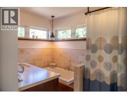 5582 Hooson Road, Pender Island, BC V0N2M1 Photo 11
