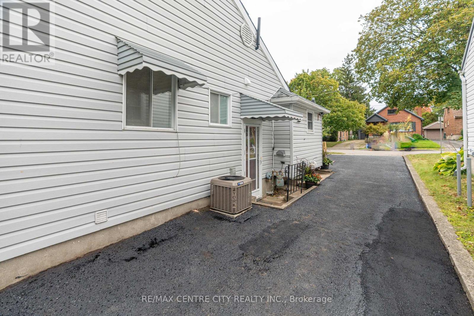 478 MOORE STREET Property Photo