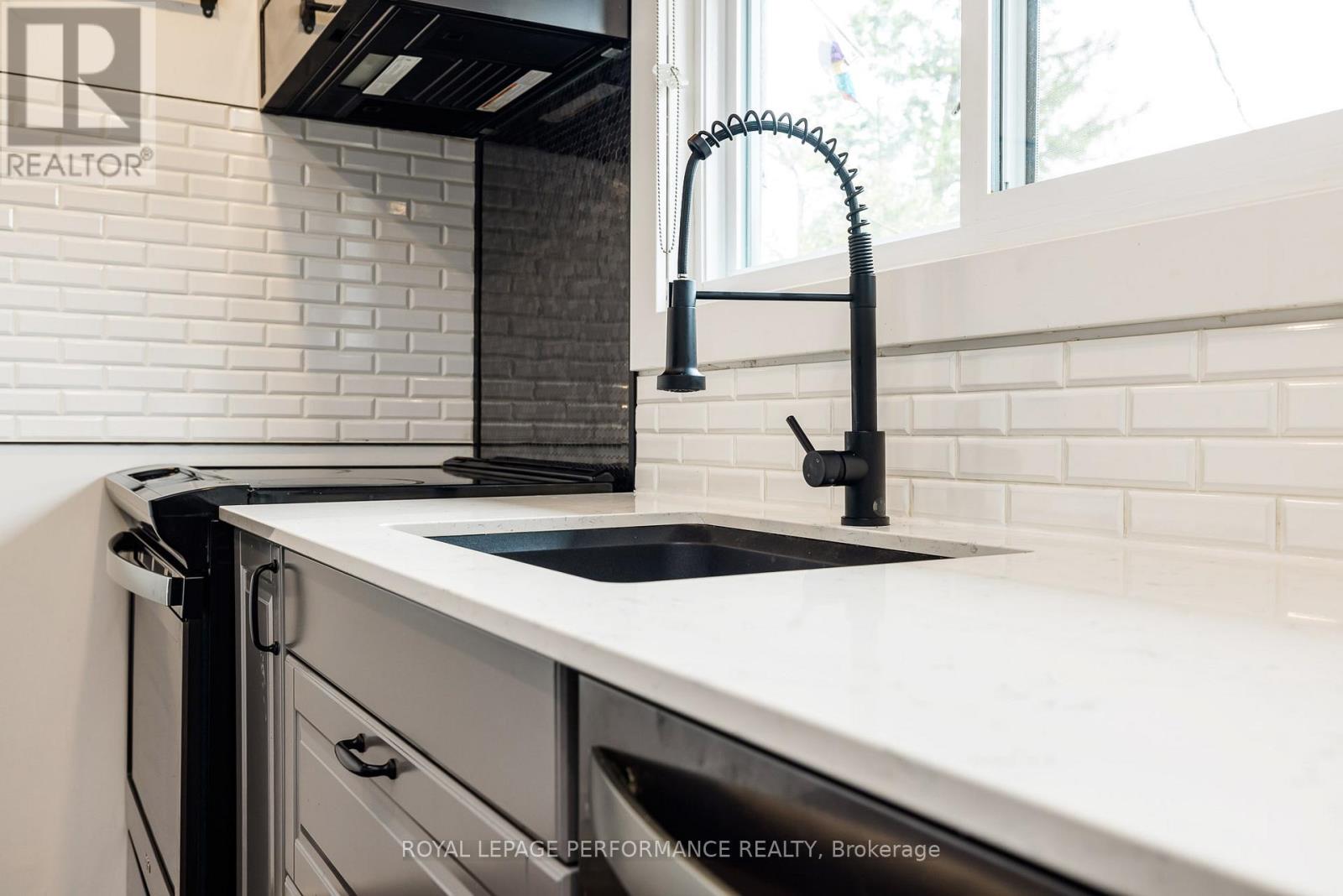 36 LARGO CRESCENT - 10