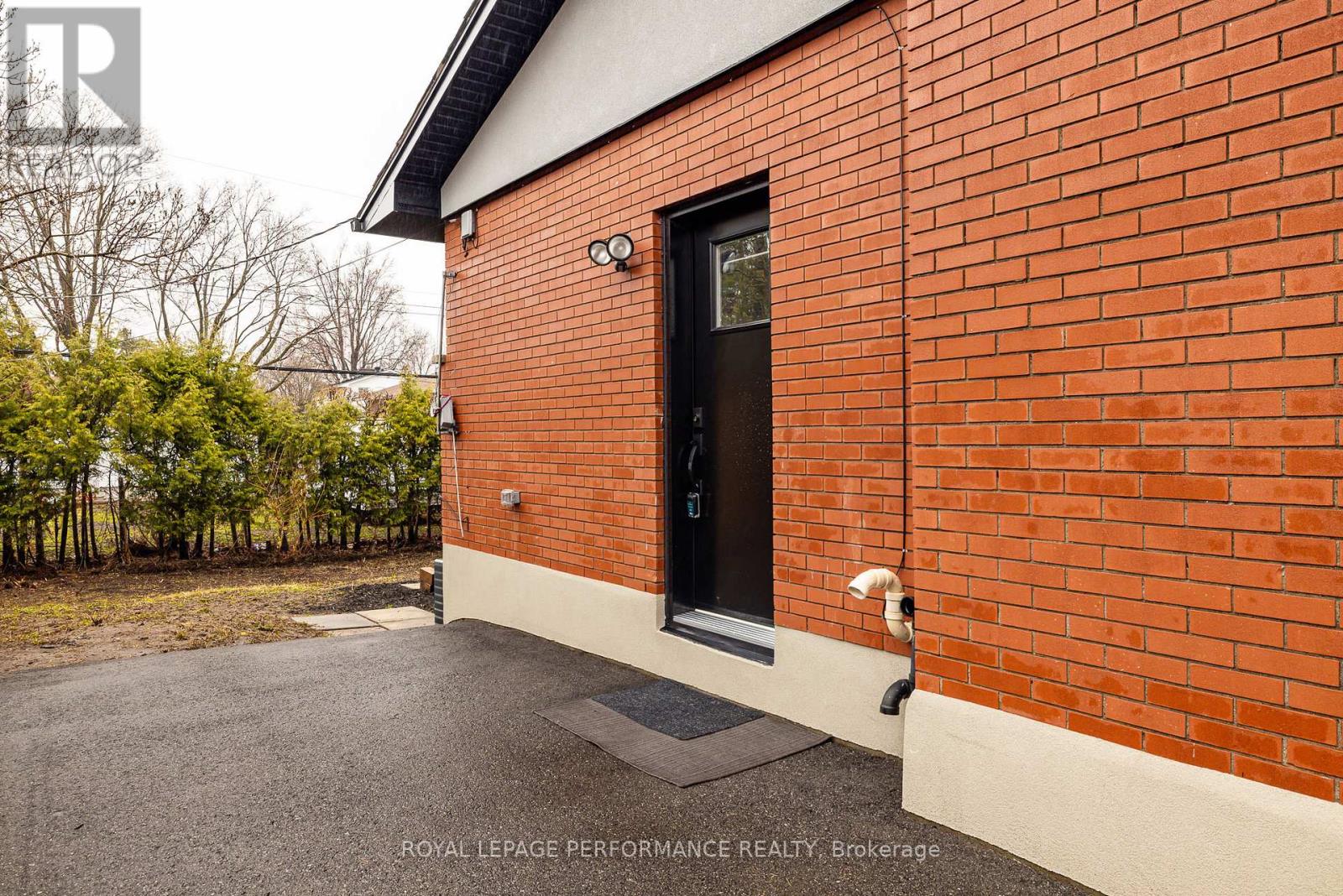 36 LARGO CRESCENT - 19