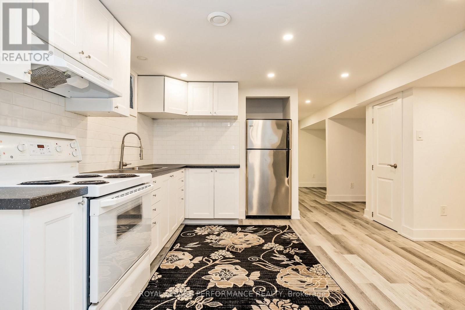 36 LARGO CRESCENT - 24