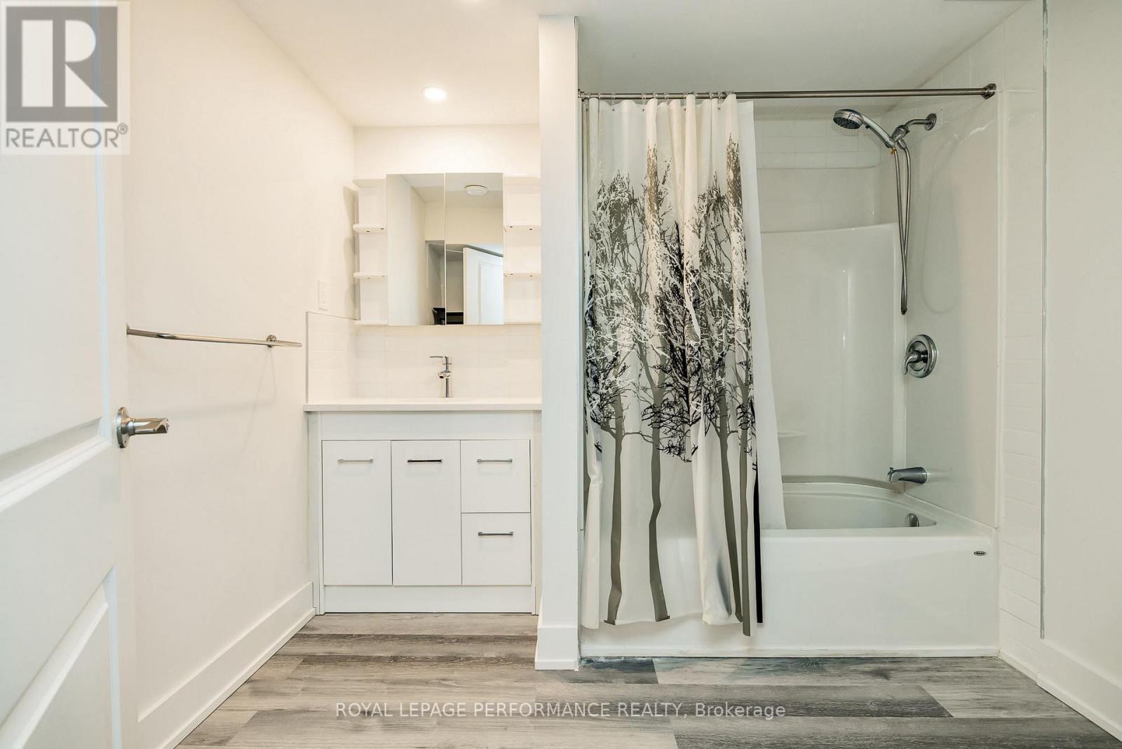 36 LARGO CRESCENT - 30