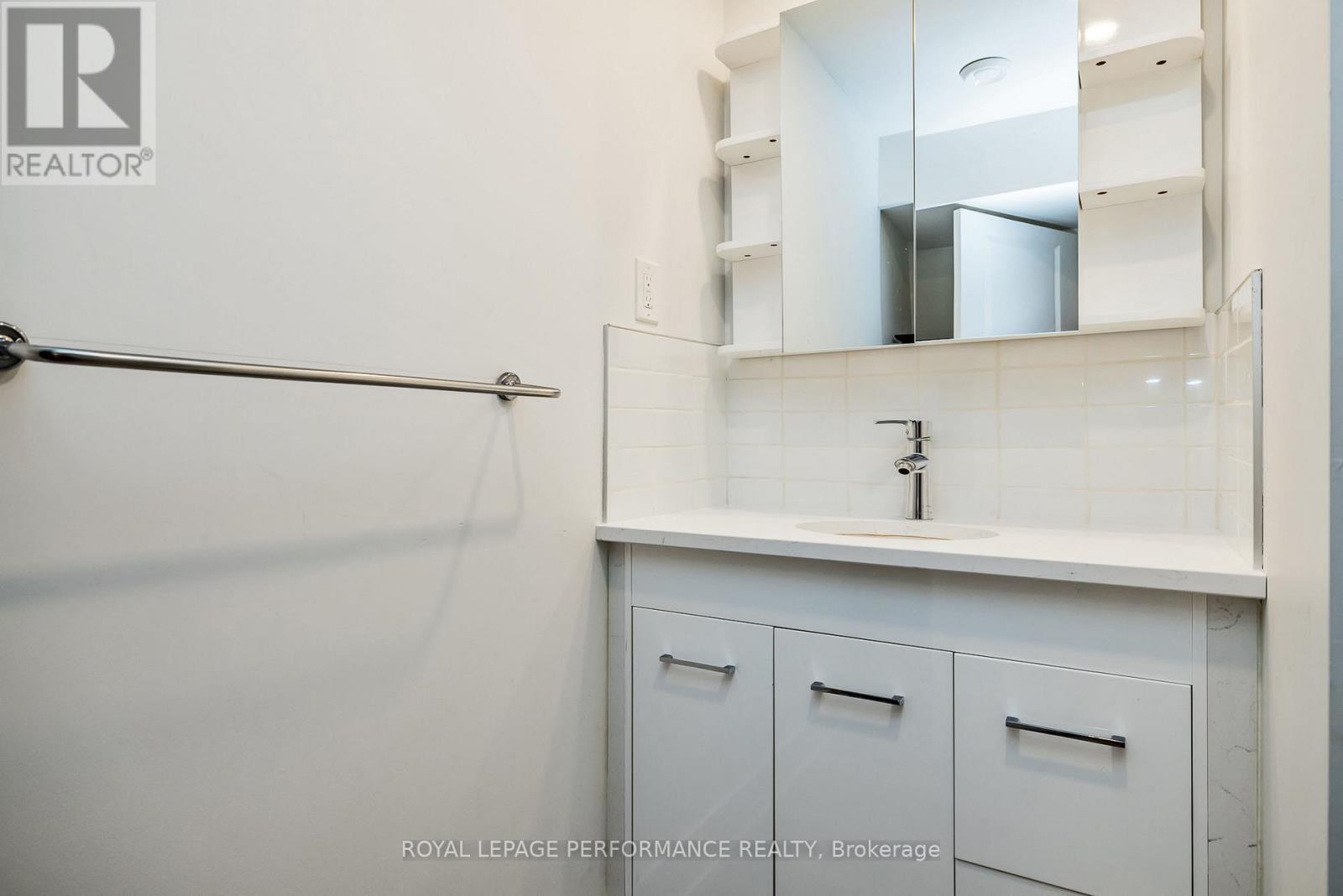36 LARGO CRESCENT - 31
