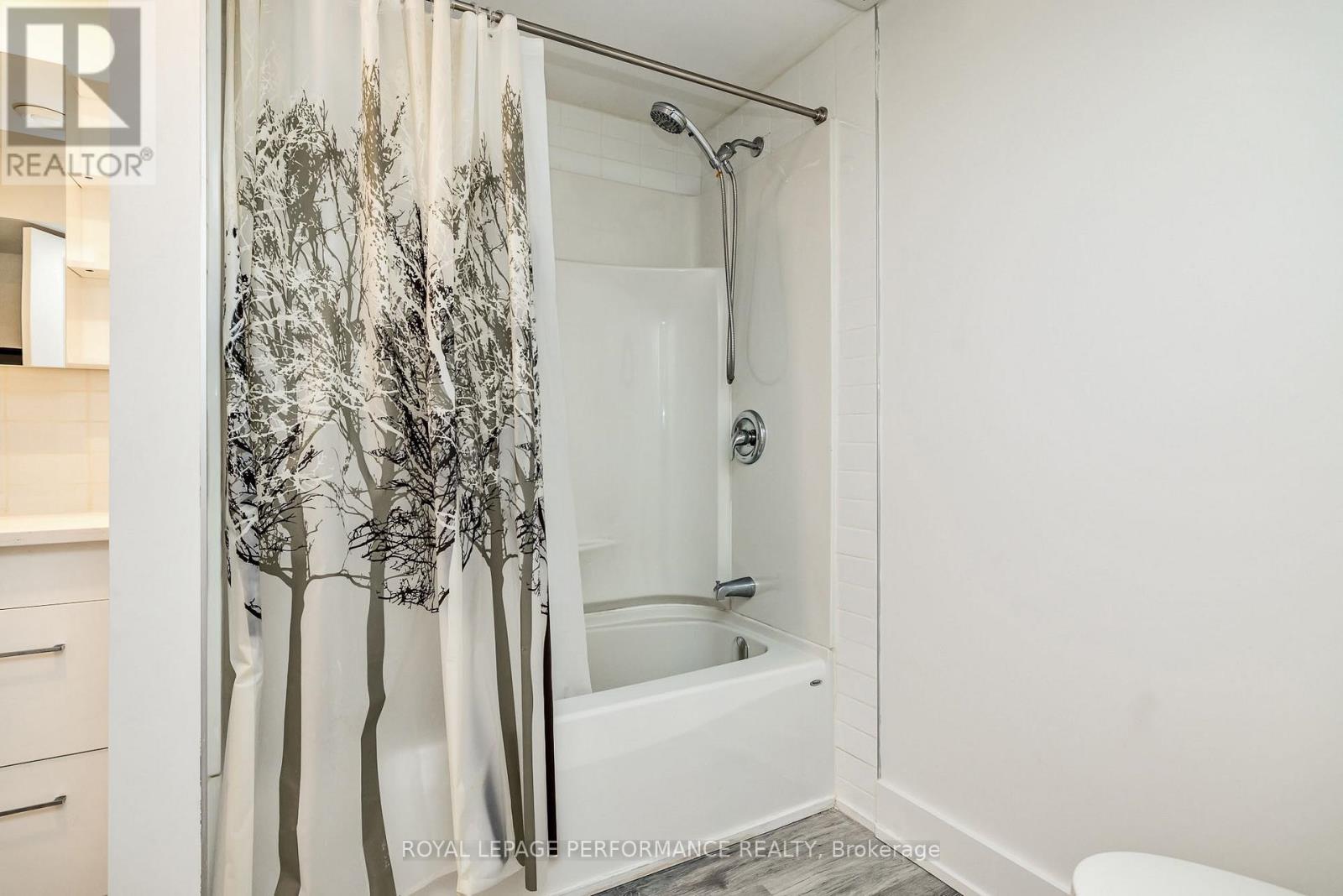 36 LARGO CRESCENT - 32
