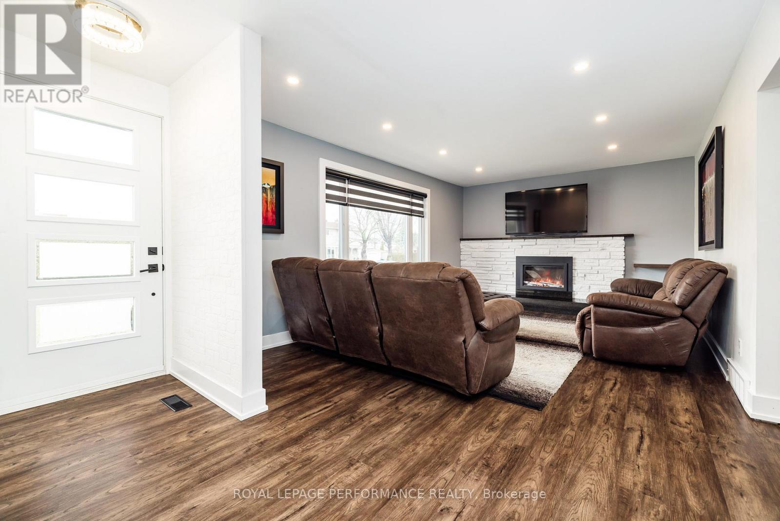 36 LARGO CRESCENT - 5