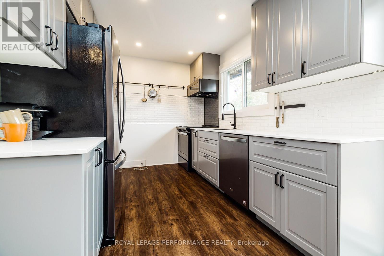 36 LARGO CRESCENT - 9