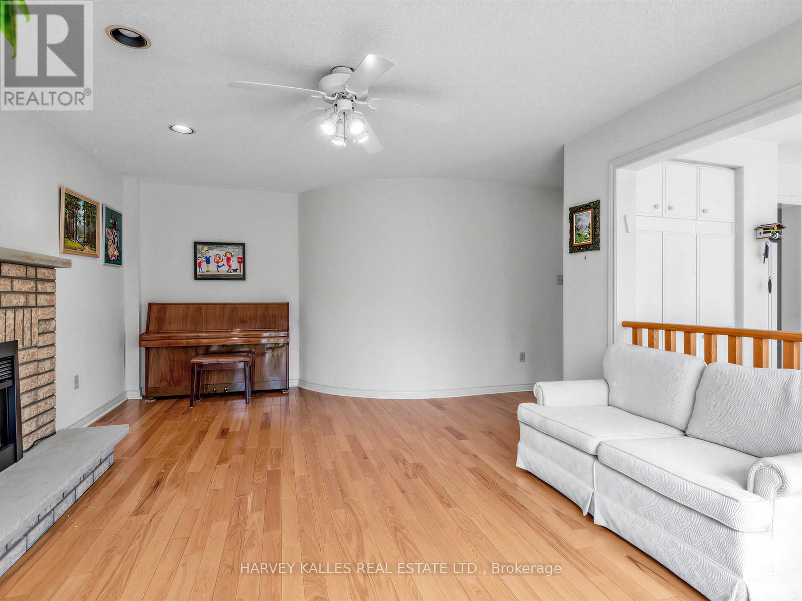82 BOWRING WALK - 12