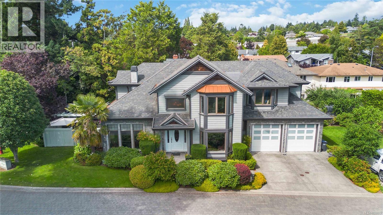 1702 De Sousa Pl, Saanich
