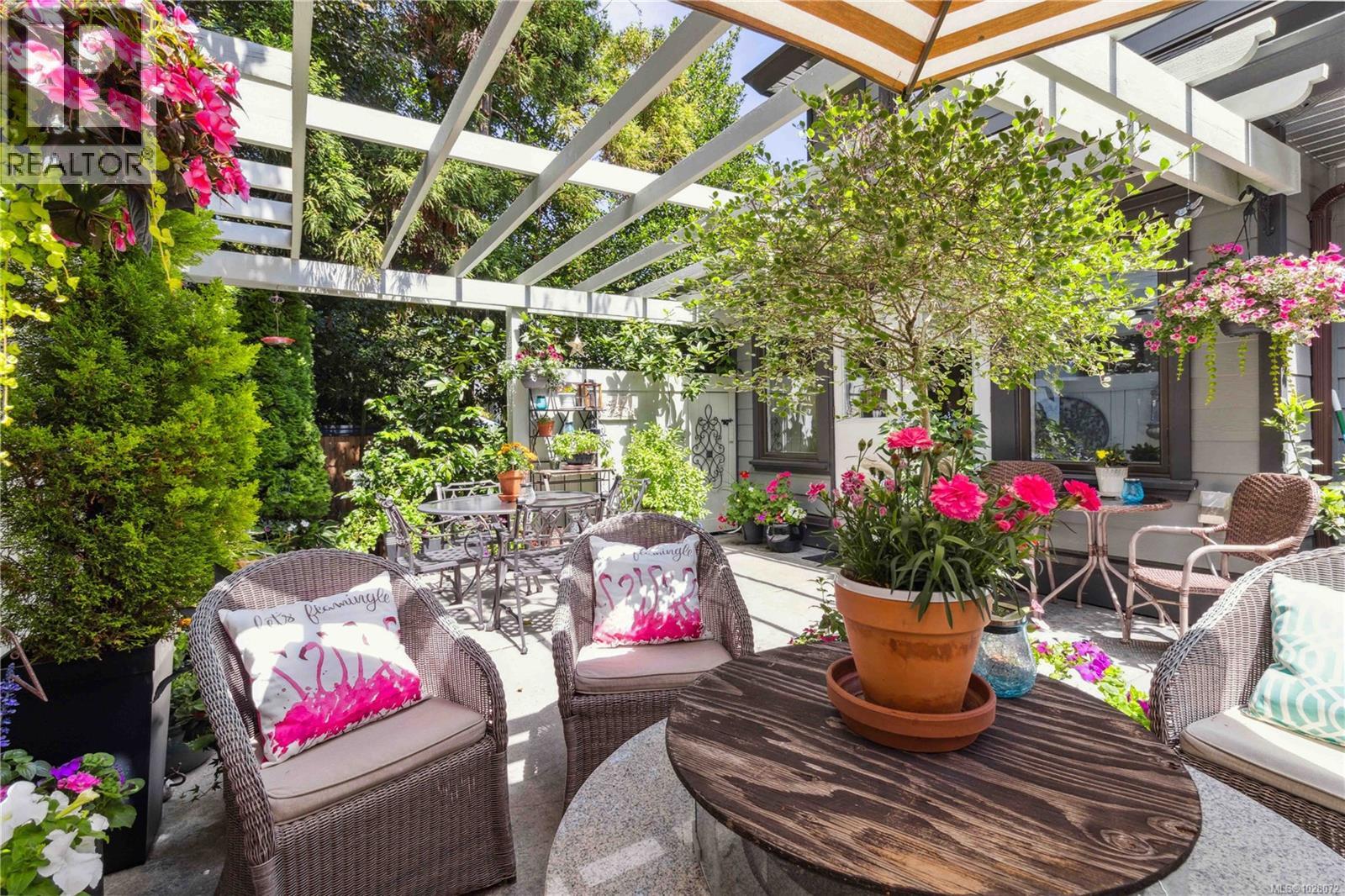 1702 De Sousa Pl, Saanich