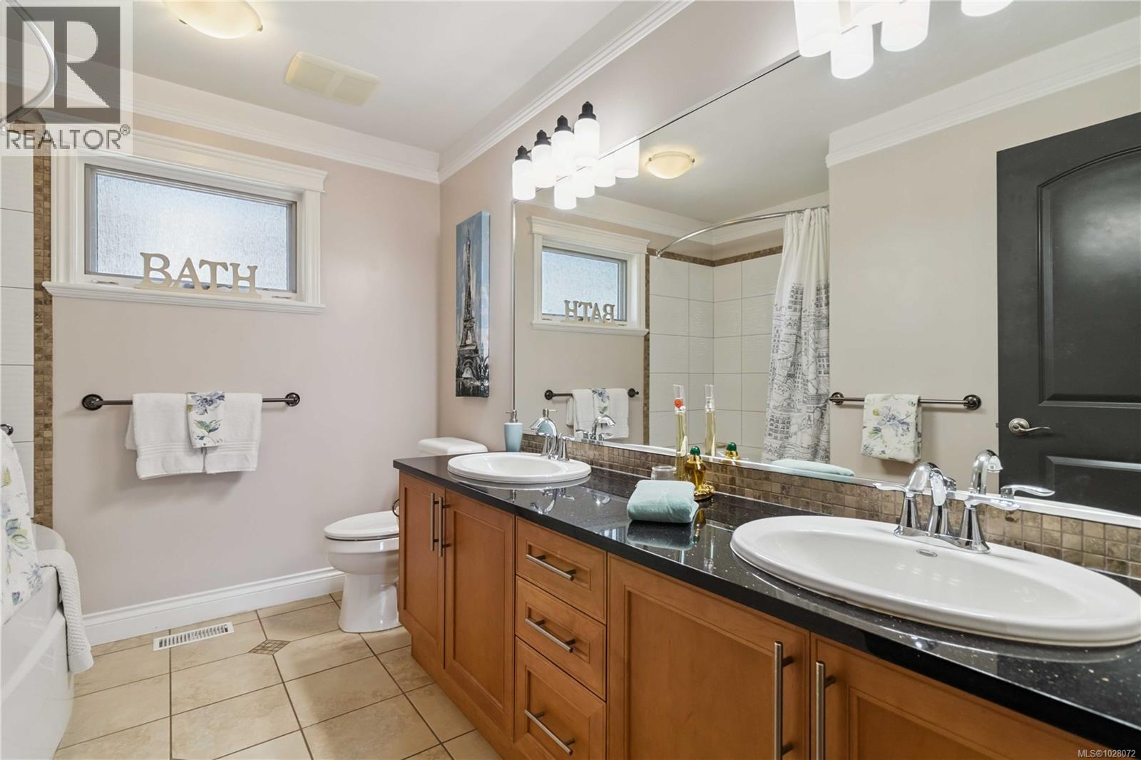 1702 De Sousa Pl, Saanich