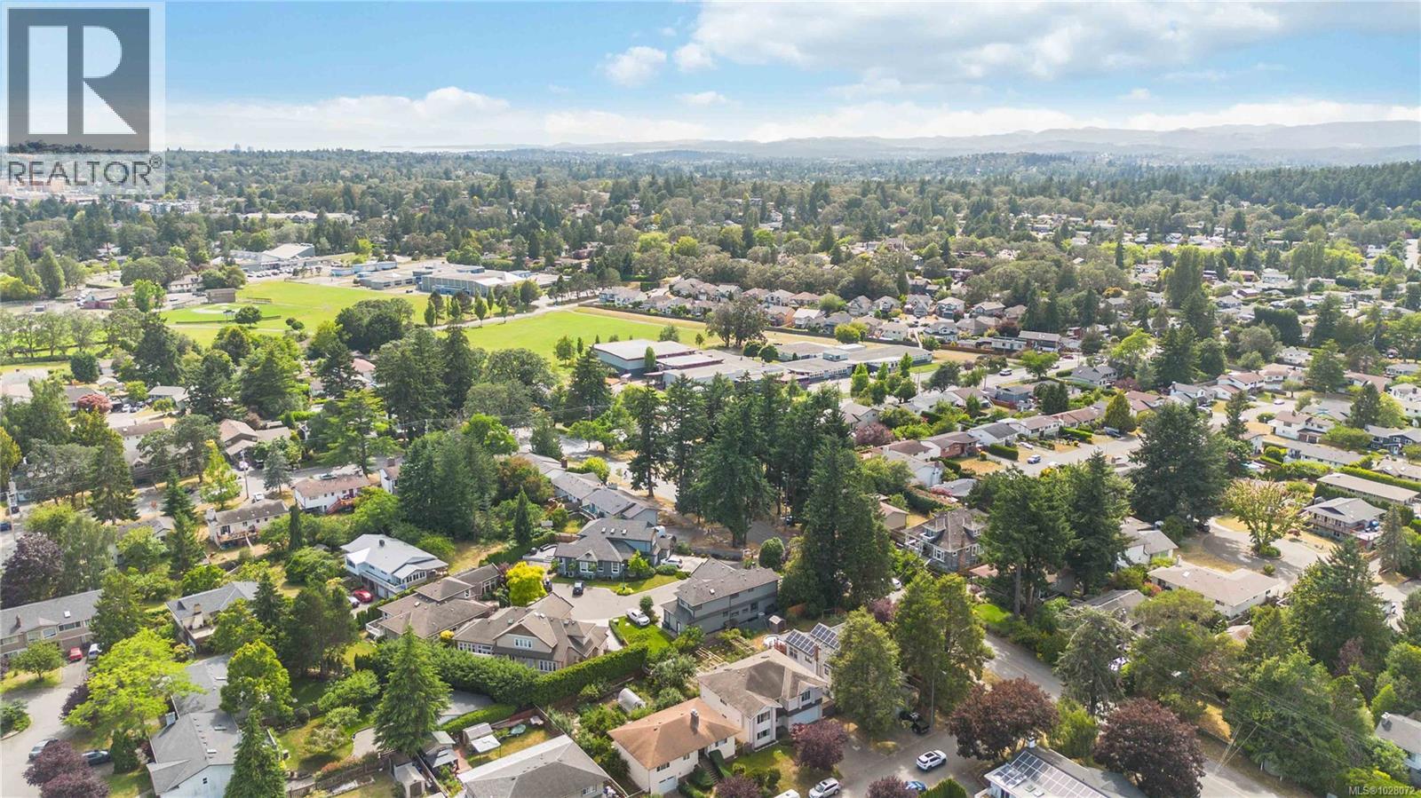 1702 De Sousa Pl, Saanich