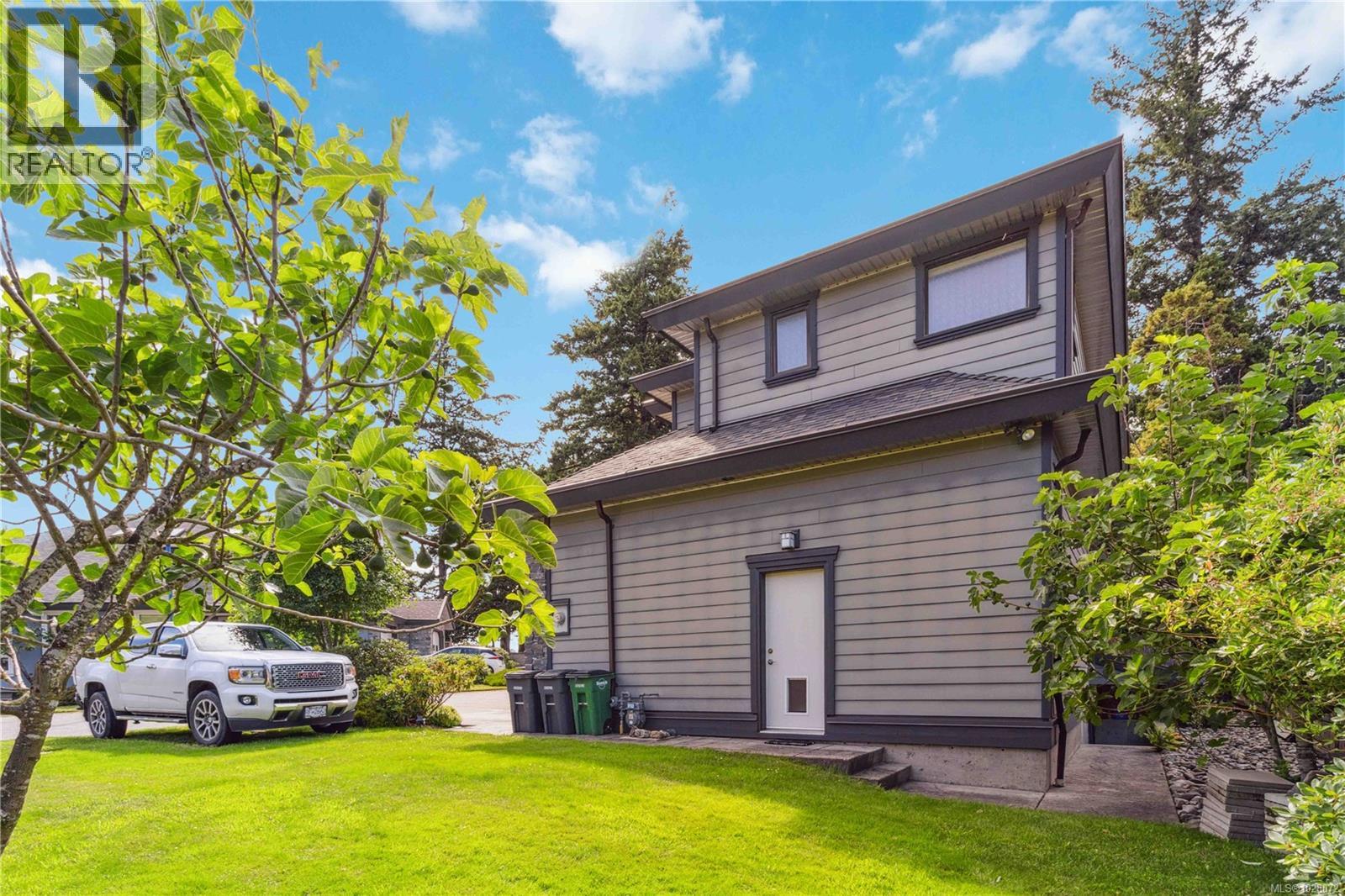 1702 De Sousa Pl, Saanich