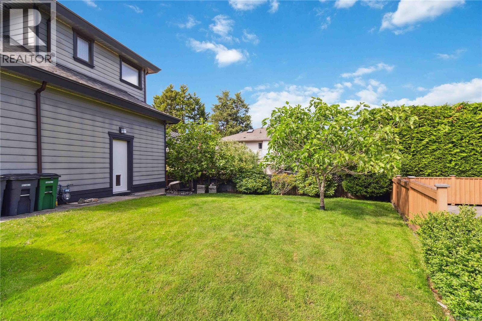 1702 De Sousa Pl, Saanich