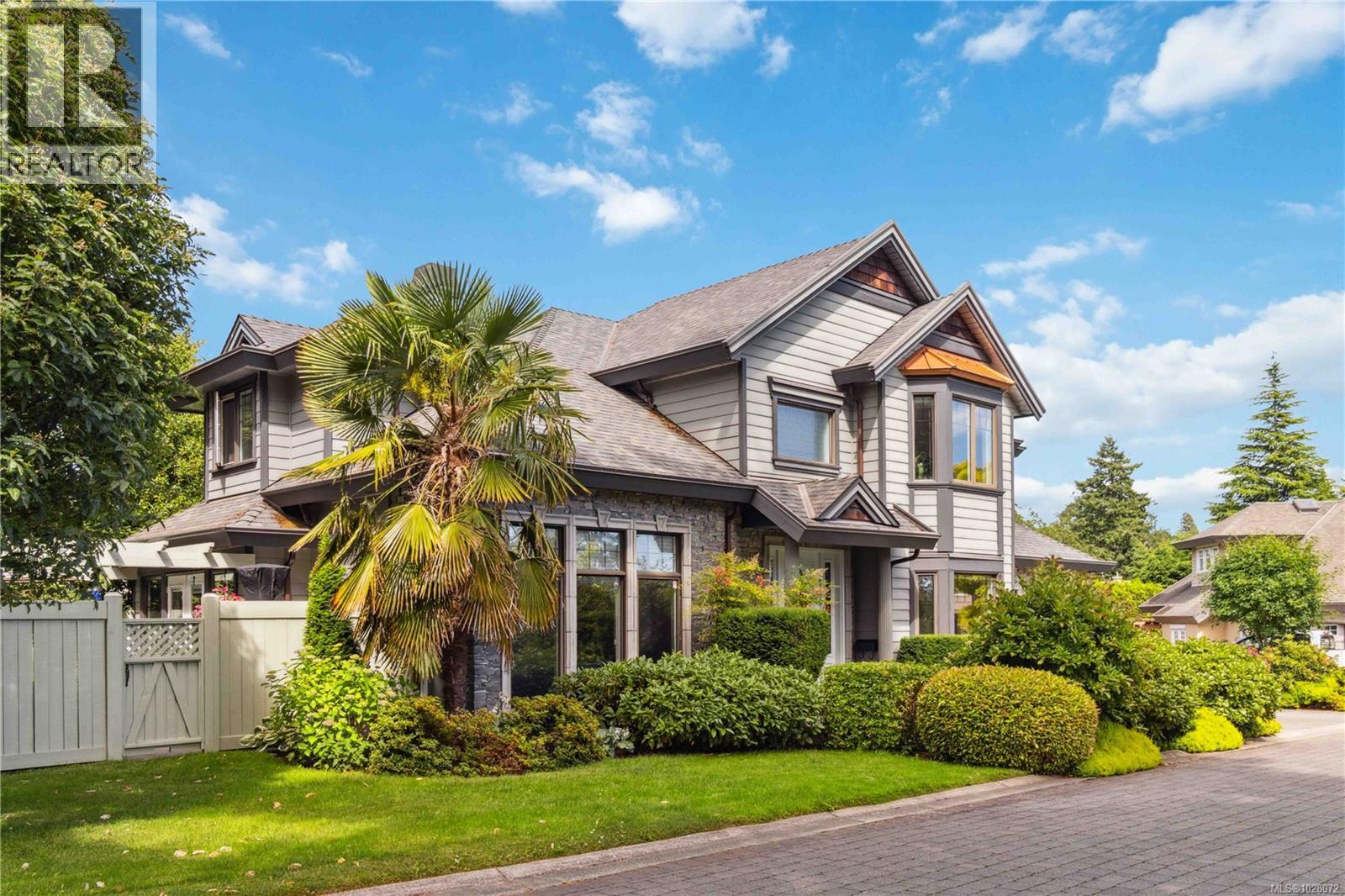 1702 De Sousa Pl, Saanich