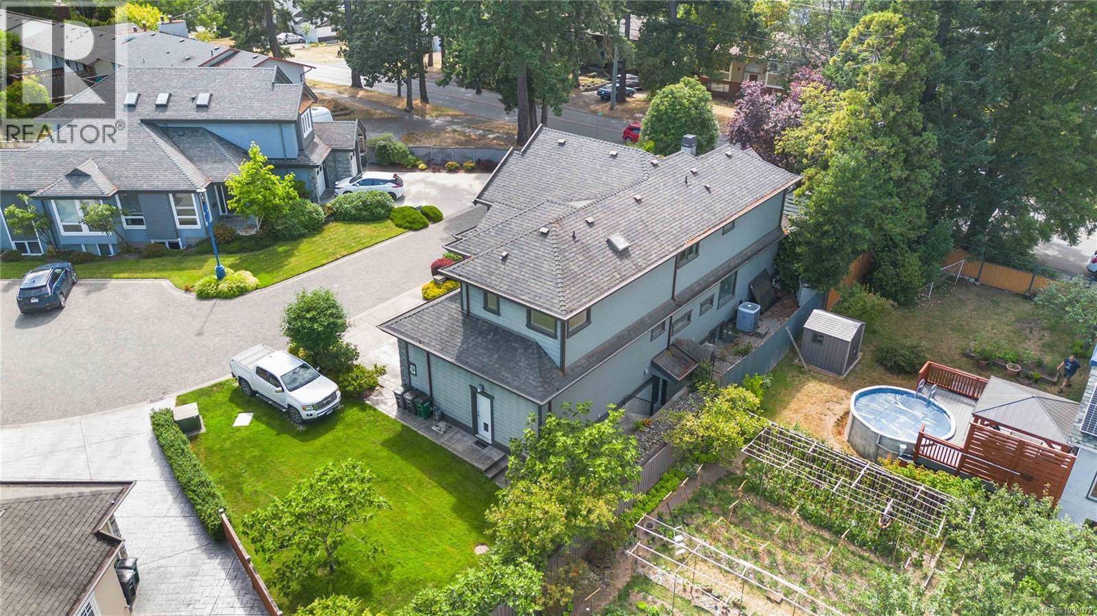 1702 De Sousa Pl, Saanich