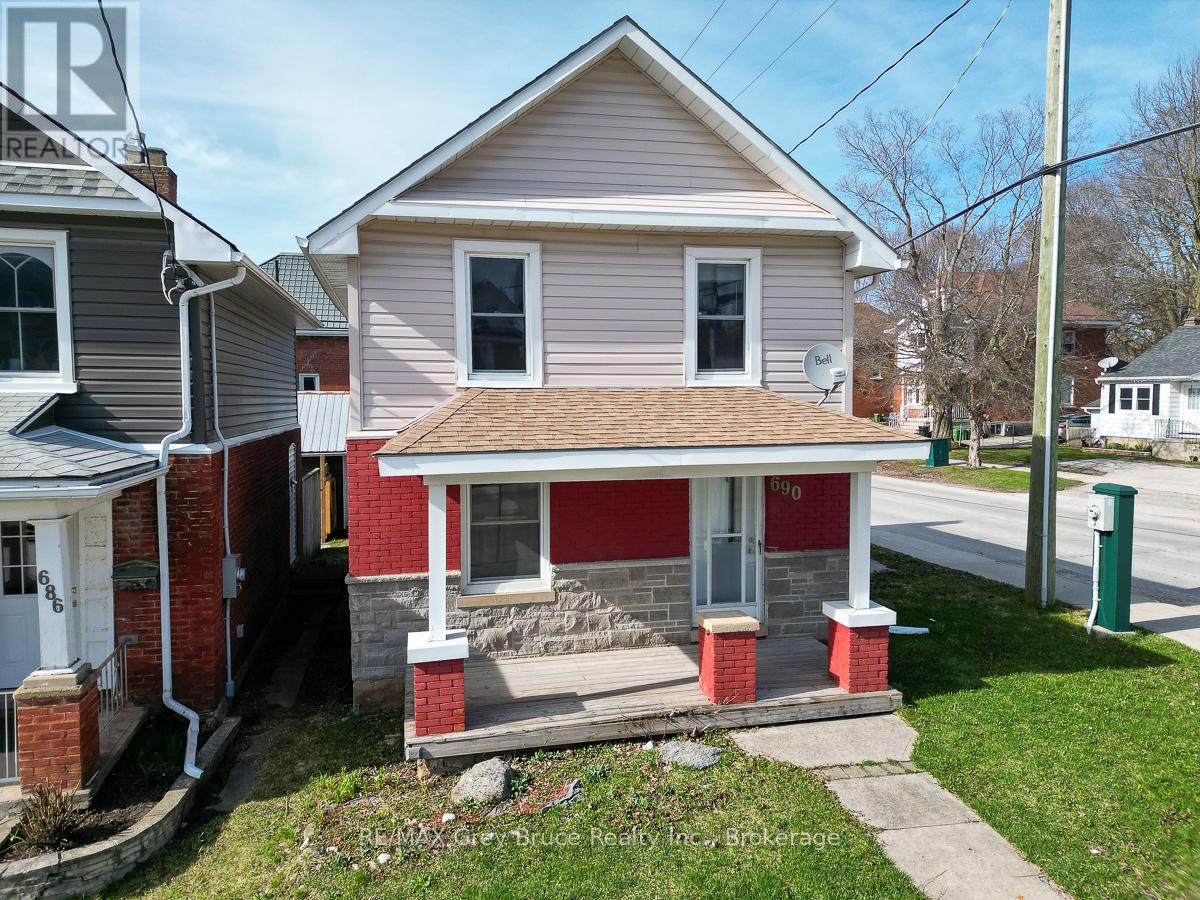 690 8TH STREET E — photo 31