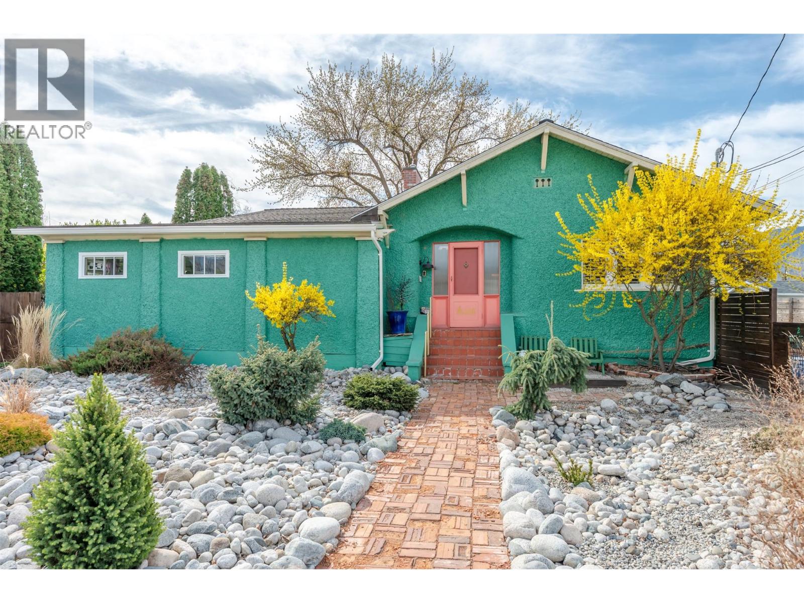 100 HUTH Avenue, Penticton