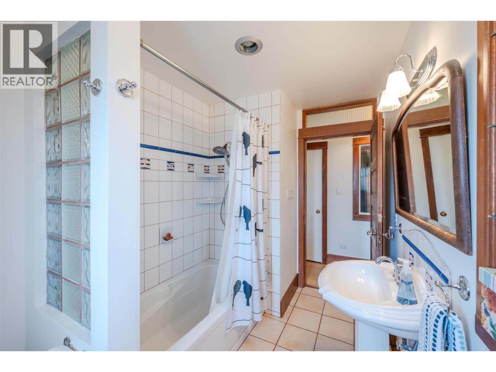 100 HUTH Avenue, Penticton