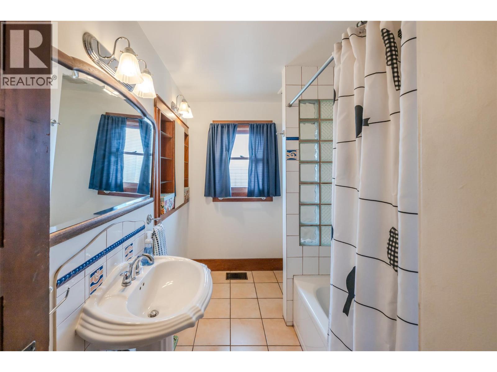 100 HUTH Avenue, Penticton