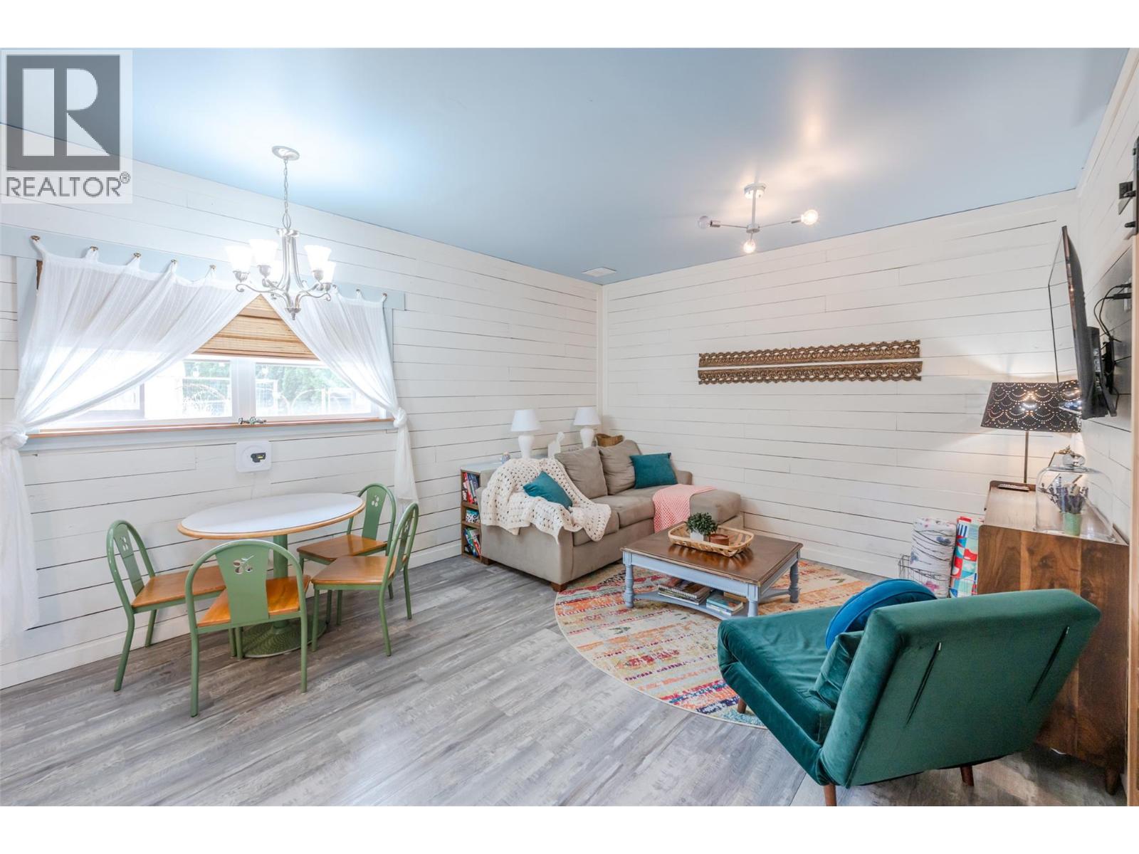 100 HUTH Avenue, Penticton