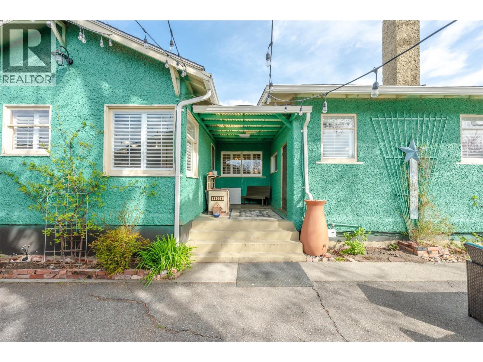 100 HUTH Avenue, Penticton