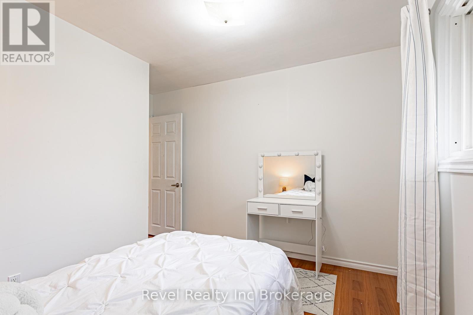 19 DUFFERIN STREET — photo 16